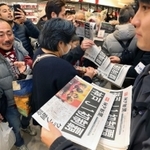 ヴィッセル神戸のＪ１初優勝を伝える号外を受け取る人たち＝２５日午後、神戸市中央区三宮町２（撮影・三浦拓也）