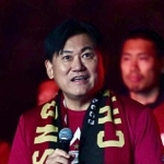 セレモニーであいさつする三木谷浩史会長＝２５日午後、神戸市兵庫区御崎町１、ノエビアスタジアム神戸（撮影・中西幸大）