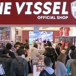 リーグ初制覇を受け、客でにぎわうヴィッセル神戸オフィシャルショップ＝２６日午後、神戸市中央区三宮町２（撮影・小林良多）