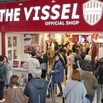 リーグ初制覇を受け、客でにぎわうヴィッセル神戸オフィシャルショップ＝２６日午後、神戸市中央区三宮町２（撮影・小林良多）