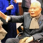 拉致被害者救出を求める集会で支援者らと話す有本明弘さん＝２６日午後、東京都千代田区