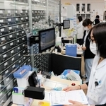 ピッキングロボットを導入した神戸市立医療センター中央市民病院薬剤部。左側の壁一面が装置で、薬が保管されている＝同市中央区港島南町２