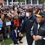 　西宮市役所前での報告会に登場した岡田監督（撮影・吉田敦史）