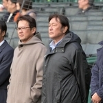 セレモニーの様子を見守る古田敦也氏（左から２人目）や矢野燿大氏（右端）ら＝２９日午後、西宮市の甲子園球場（撮影・風斗雅博）