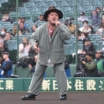 セレモニーで「あの夏を取り戻せ」のテーマソングを歌うＨＩＰＰＹさん＝２９日午後、西宮市の甲子園球場（撮影・風斗雅博）