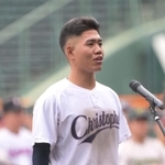 選手宣誓をする聖隷クリストファー高ＯＢの大橋琉也さん＝２９日午後、西宮市の甲子園球場（撮影・風斗雅博）