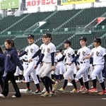 笑顔で入場行進する三田松聖高校硬式野球部のＯＢら＝２９日午後、西宮市の甲子園球場（撮影・風斗雅博）