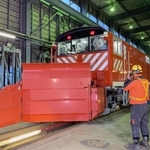 ラッセル車を点検する保線係員＝３０日午前、ＪＲ豊岡駅