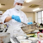 限られた時間で集中して調理する高校生＝南あわじ市広田広田