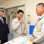 社用車の運転前にアルコール検知器を使う従業員ら。警察官が状況を確認した＝３０日午前、西宮市西宮浜２（撮影・吉田敦史）