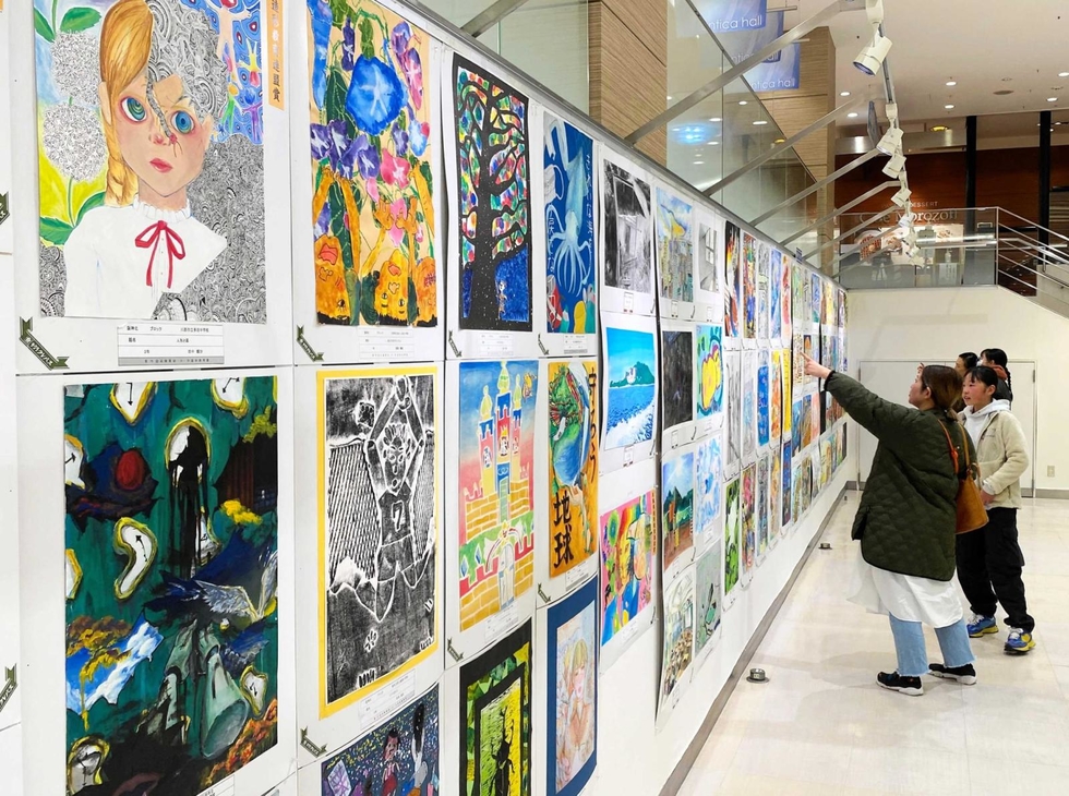 日常や空想世界いきいきと 個性豊かな絵画や版画展示 神戸・三宮で県幼