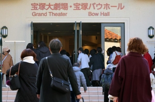 宝塚大劇場としては２か月ぶりとなる公演に、多くのファンらが足を運んだ＝１日午後、宝塚市栄町１、宝塚大劇場（撮影・長嶺麻子）
