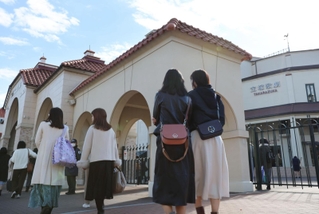 宝塚大劇場としては２か月ぶりとなる公演に、多くのファンらが足を運んだ＝１日午後、宝塚市栄町１、宝塚大劇場（撮影・長嶺麻子）