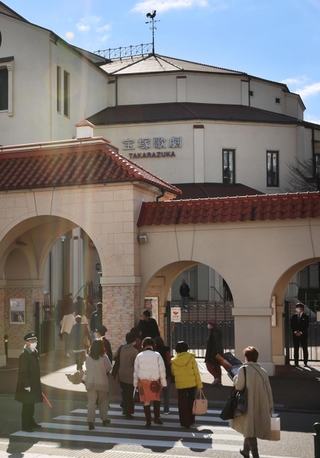 ２か月ぶりに公演が再開された宝塚大劇場。多くのファンが詰めかけた＝１日午後、宝塚市栄町１（撮影・長嶺麻子）