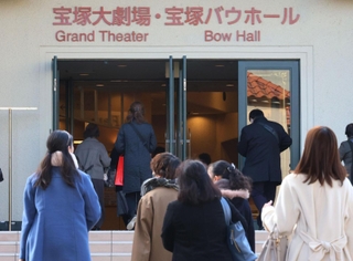 宝塚大劇場としては２か月ぶりとなる公演に、多くのファンらが足を運んだ＝１日午後、宝塚市栄町１、宝塚大劇場（撮影・長嶺麻子）