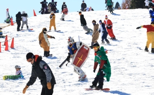 思い思いのコスプレ姿で初滑りを楽しむ来場者＝神戸市灘区六甲山町（撮影・小林良多）
