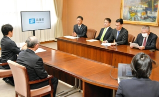 大麻グミの問題を受け、危険薬物対策の強化を要望する県議会４会派の代表者（写真奥）ら＝兵庫県庁