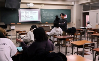 「よう、読めた」。金大樹先生（中央）の朝鮮語の授業は活気に満ちている＝神戸市長田区寺池町１、県立湊川高校