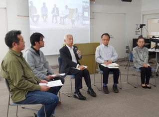 カネミ油症裁判の経緯を説明する高木健康弁護士（中央）と油症被害者＝２日午後、高砂市高砂町松波町、ユーアイ帆っとセンター