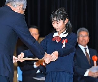 神戸新聞社賞に選ばれた、たつの市立揖保小５年の宮崎りのさん＝２日午後、神戸新聞松方ホール（撮影・斎藤雅志）
