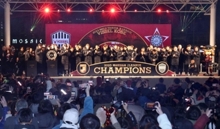 大勢のサポーターを前に開かれたヴィッセル神戸の優勝を祝う会＝３日夜、神戸市中央区、神戸メリケンパーク（撮影・小林良多）
