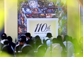 ２０２４年、宝塚歌劇は１１０周年を迎える。再生への一歩を踏み出せるか、注目が集まる＝１日、宝塚市栄町１、宝塚大劇場（撮影・長嶺麻子）