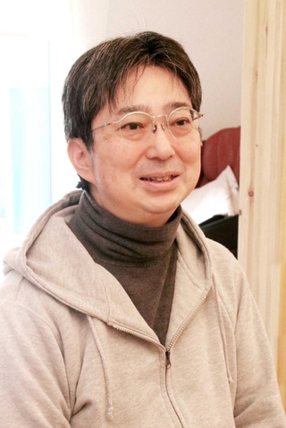 「朝になると顔にＣＰＡＰのバンドの痕がつきますが、それも気にならなくなりました」と話す江村周治さん＝明石市内