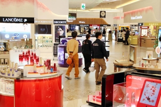 ５日に開業するウオークスルー型免税店。日本の国際空港で最大級となる＝４日午前、関西空港