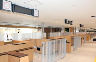 中央に集約された出国審査場。５日に運用を始める＝４日午前、関西空港
