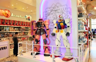 ５日開業の新国際線出国エリア。日本のポップカルチャーを発信する専門店も並ぶ＝４日午前、関西空港