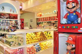 ５日開業の新国際線出国エリア。日本のポップカルチャーを発信する専門店も並ぶ＝４日午前、関西空港