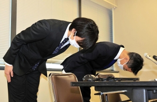 神戸市立小・中学校教員の不祥事を受け、謝罪する神戸市教育委員会の西口毅・教職員課課長（服務・監察担当、奥）＝４日午後、神戸市役所