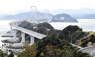 ２０２７年の完成を目指し、自転車道が整備される大鳴門橋。徳島県鳴門市と南あわじ市を結ぶ＝南あわじ市福良丙