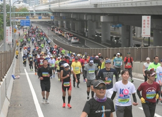 神戸マラソン終盤の難所とされてきた浜手バイパスの急坂。普段は走れない場所で、ランナーに親しまれてきた＝11月19日、神戸市中央区