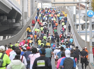 神戸マラソン終盤の難所とされてきた浜手バイパスの急坂。普段は走れない場所で、ランナーに親しまれてきた＝11月19日、神戸市中央区