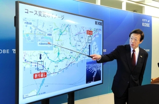 神戸マラソンのコース変更案について説明する神戸市の久元喜造市長＝５日午後、神戸市役所