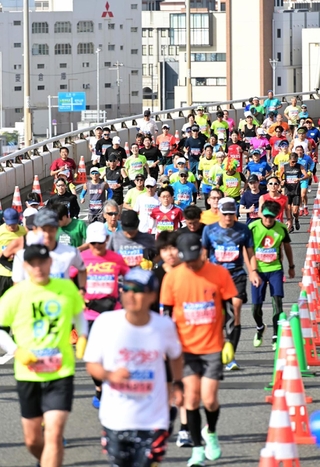 ２０１１年の初開催以降、神戸マラソンのコースの特徴となっていた神戸大橋＝先月１９日、神戸市中央区
