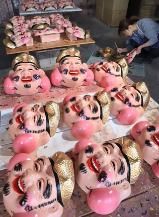 十日えびすを前に急ピッチで作られるえびす様の面＝宝塚市大原野、エビスシマダ（撮影・吉田敦史）