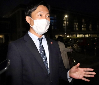 本会議を終え取材に対応する光本圭佑議員＝６日午後、尼崎市東七松町１