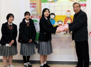 記念品の図録を受け取る前田はるさん（右から２人目）ら＝神戸市東灘区向洋町中２