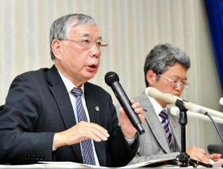 会見する俳優側の代理人弁護士ら＝７日午後、東京都内（撮影・堀内達成）