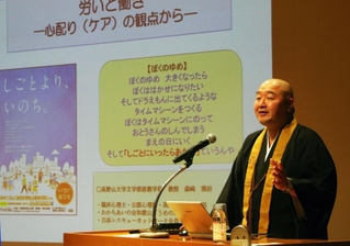 人生や働くことの意味について話す森崎雅好さん＝神戸市中央区東川崎町１