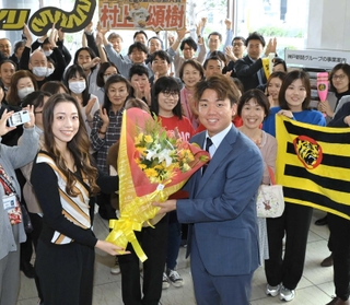 猛虎感動大賞を受賞し、歓迎の花束を受け取る村上頌樹投手＝７日午前、神戸新聞本社（撮影・高部洋祐）
