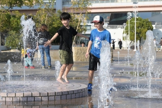 「文化の日」の１１月３日、兵庫県内の２０観測地点のうち、９地点で２５度以上の夏日を記録。神戸では水浴びする子どもたちの姿も見られた＝神戸市中央区