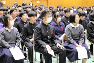 真剣な表情で阪神・淡路大震災当時の話を聞く生徒たち＝神戸市須磨区青葉町３、鷹取中学校