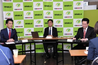 兵庫維新の会の代表選が告示され、討論会に臨む現代表の片山大介参院議員（左端）と市村浩一郎衆院議員（右端）＝10日午後、神戸市中央区北長狭通４