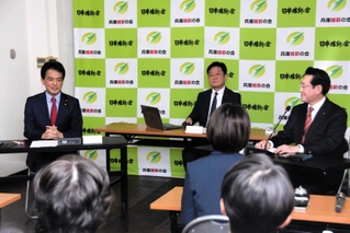 兵庫維新の会の代表選が告示され、討論会に臨む現代表の片山大介参院議員（左端）と市村浩一郎衆院議員（右端）＝10日午後、神戸市中央区北長狭通４