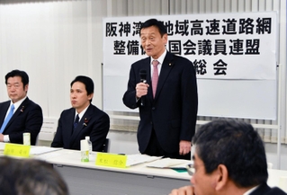 総会であいさつする末松信介議員（左から３人目）＝東京都千代田区