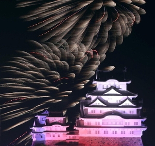姫路城の世界文化遺産登録３０周年を記念し、打ち上げられた花火＝11日夜、姫路市駅前町から（撮影・辰巳直之）