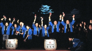姫路城が世界遺産に登録されることが決まり、喜ぶ関係者ら＝１９９３年１２月１０日（姫路市提供）